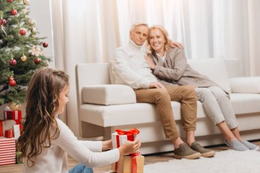 Büyükanne ve torunu ile hediye kutuları