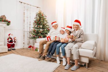 Mutlu aile Noel kutlaması