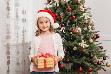 Noel hediye ile çocuk