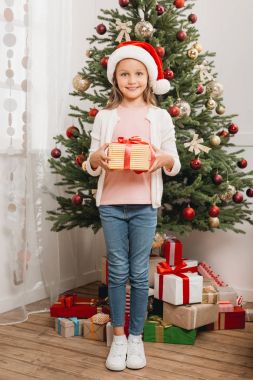 Noel hediye ile çocuk