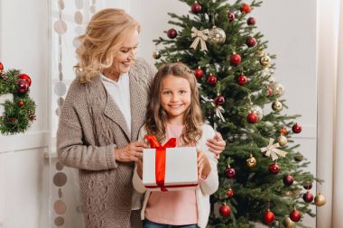 Anne ve kızı ile Noel hediyesi