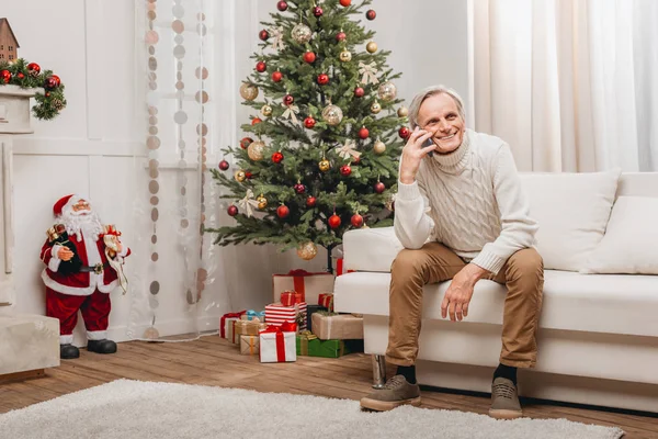 Člověk mluví na Vánoce s smartphone — Stock fotografie