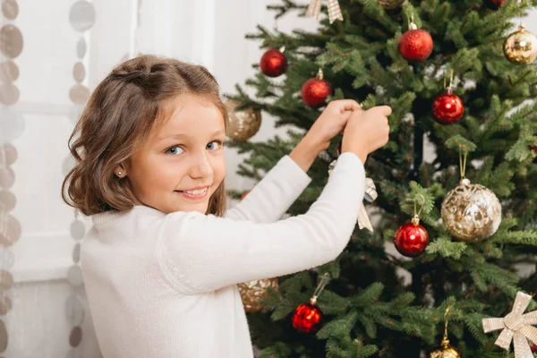 Enfant décorant arbre de Noël — Photo