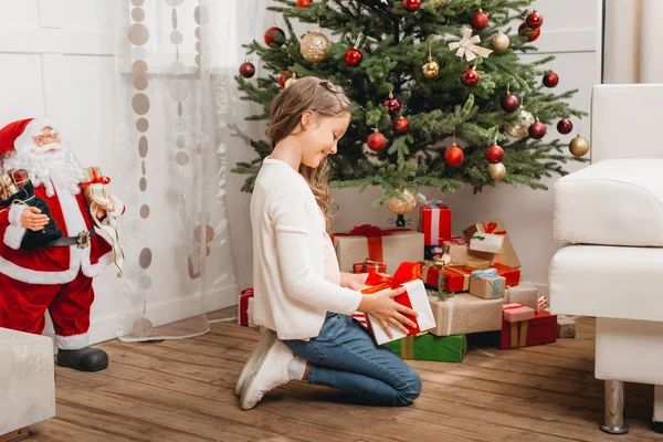 Kleines Kind mit Weihnachtsgeschenk — Stockfoto