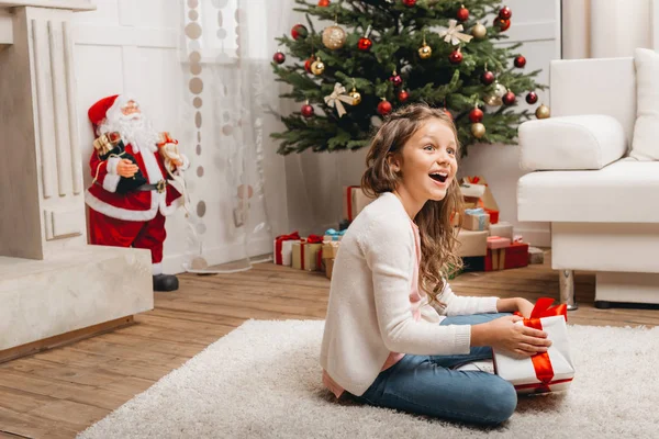 Kind mit Weihnachtsgeschenk — Stockfoto