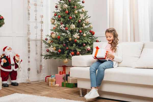 Noel hediyeli çocuk