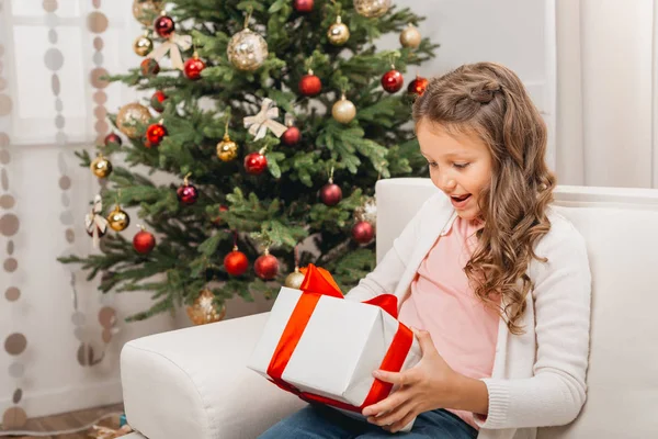 Petit enfant avec cadeau de Noël — Photo