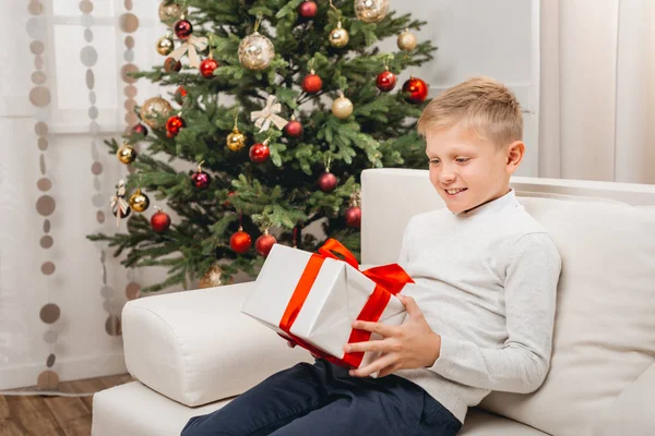 Liten pojke med julklapp — Gratis stockfoto