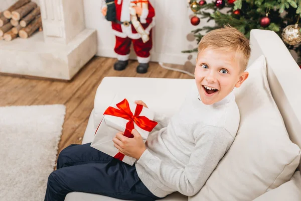 Menino com presente de Natal — Fotos gratuitas