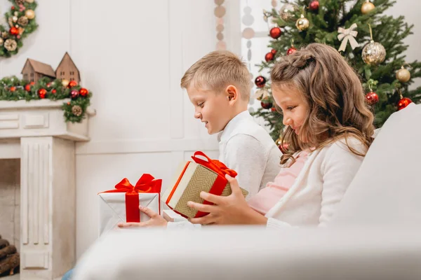 Dzieci z prezentami świątecznymi — Zdjęcie stockowe