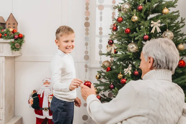 Dziadek i wnuczek dekorowanie choinki — Zdjęcie stockowe