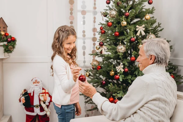 Nagyapa és unokája, karácsonyfa díszítés — ingyenes stock fotók