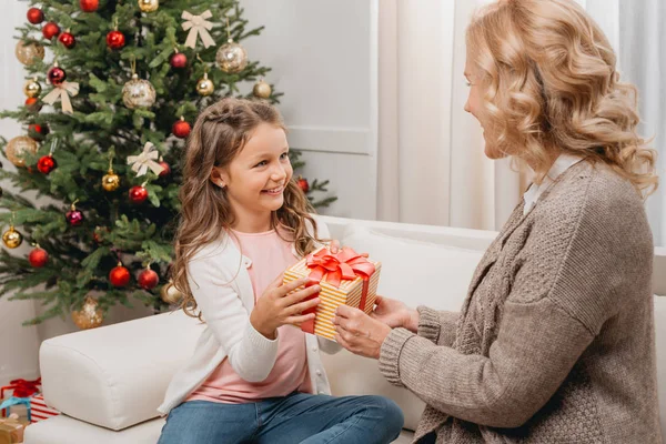 Mother presenting gift to daughter — Stock Photo, Image