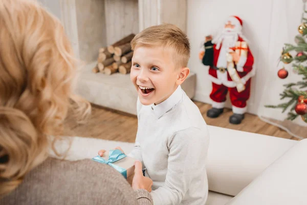 Kadın oğluyla Noel — Ücretsiz Stok Fotoğraf