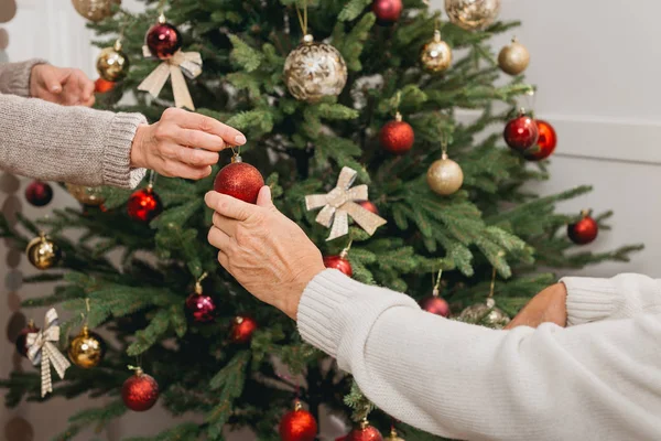 Decorating christmas tree — Stock Photo, Image