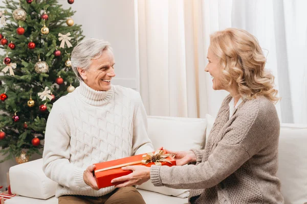 Erkek ve kadın Noel hediye ile — Stok fotoğraf