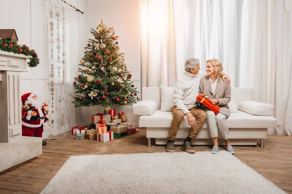 Mann und Frau mit Weihnachtsgeschenk — Stockfoto