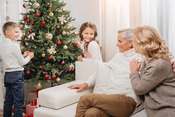 Szczęśliwa rodzina świętuje Boże Narodzenie — Zdjęcie stockowe