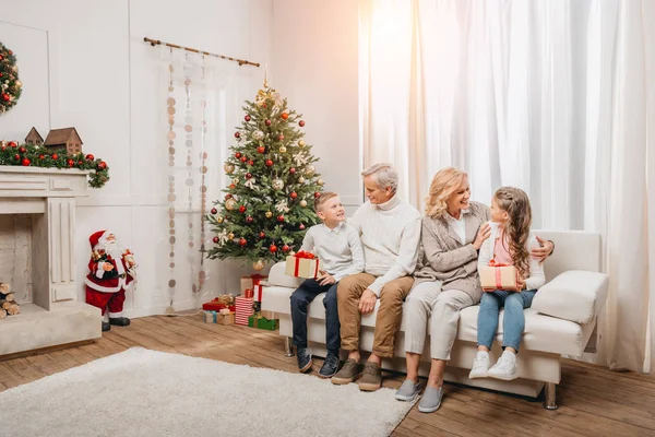 Glad familj firar jul — Stockfoto