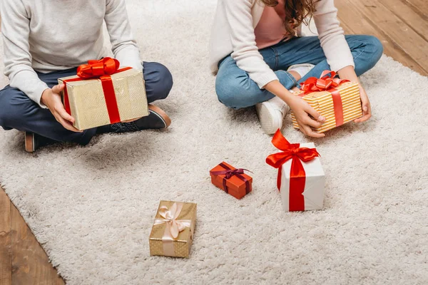 Kinderen met geschenken — Stockfoto