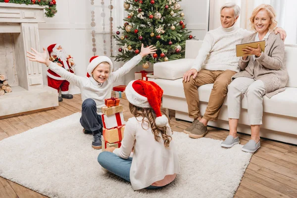 ख्रिसमस साजरा करणारे कुटुंब — स्टॉक फोटो, इमेज