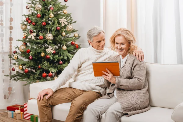 Senior man and woman using tablet — Stock Photo, Image