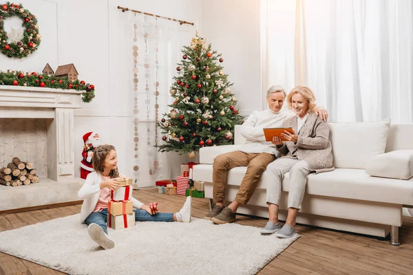 Grandparents and granddaughter with gift boxes — Stock Photo, Image