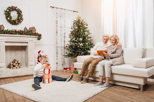 Grandparents and grandson with gift boxes — Stock Photo, Image