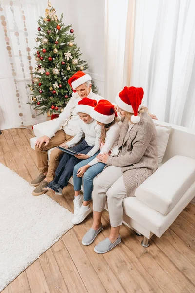 Großeltern und Kinder schauen aufs Tablet — Stockfoto