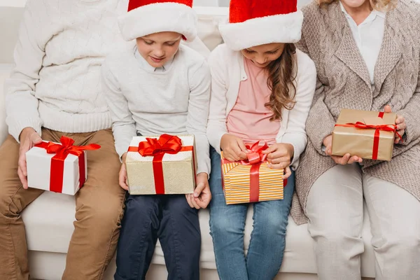 Kinder mit Weihnachtsgeschenken und Großeltern — Stockfoto