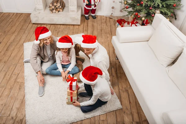 Familia feliz celebrando la Navidad — Foto de Stock