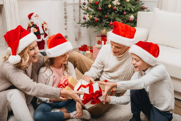 Glad familj firar jul — Stockfoto