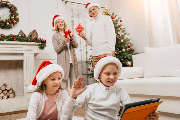 Щаслива сім'я святкує Різдво — стокове фото