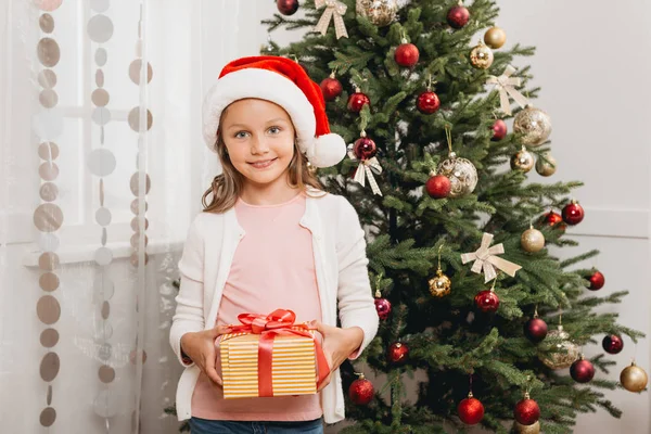子供のクリスマスのギフト — ストック写真