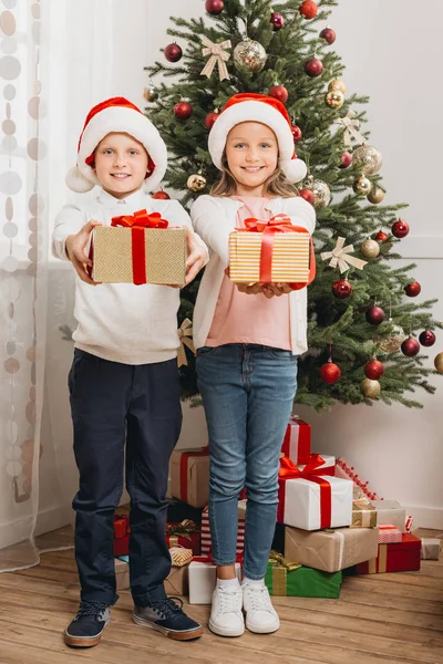Очаровательные дети с подарочными коробками — стоковое фото