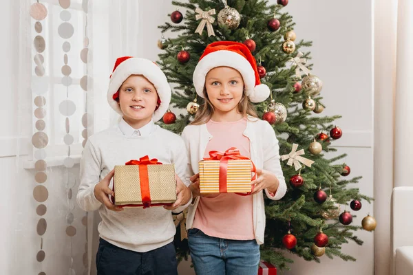 Adorables enfants avec des boîtes-cadeaux — Photo