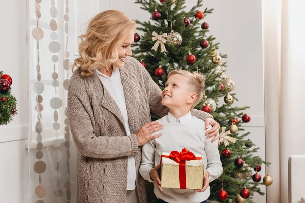 Kobieta z synem na Boże Narodzenie — Darmowe zdjęcie stockowe