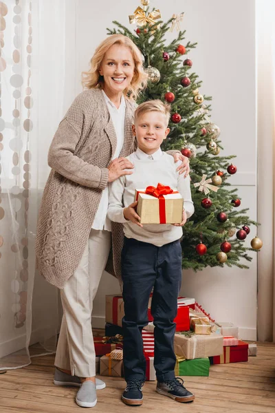 Женщина с сыном на Рождество — стоковое фото