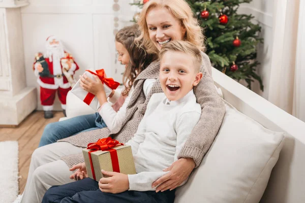 Kvinna och barn med julklappar — Gratis stockfoto