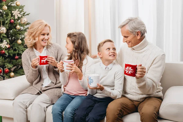 Familia feliz celebrando la Navidad — Foto de Stock