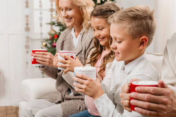 Abuelos e hijos con bebidas calientes — Foto de Stock