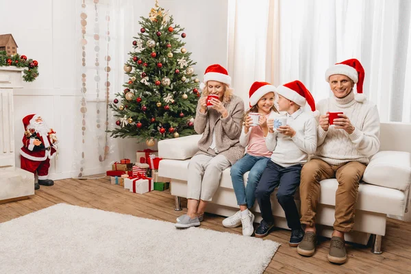 Familia feliz celebrando la Navidad — Foto de Stock