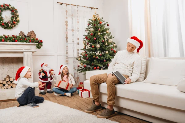 Crianças abrindo presentes de Natal — Fotografia de Stock