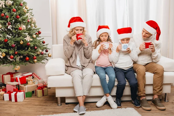 Šťastná rodina slaví Vánoce — Stock fotografie