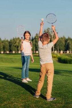 çocuklar badminton oynarken