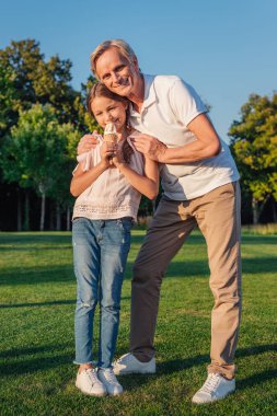 dondurma yiyen çocuk