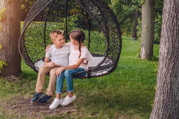 bahçede oturan çocuklar