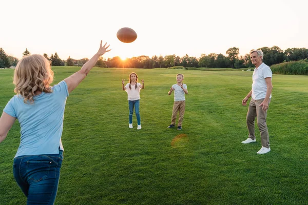 Сім'я грає в американський футбол — стокове фото