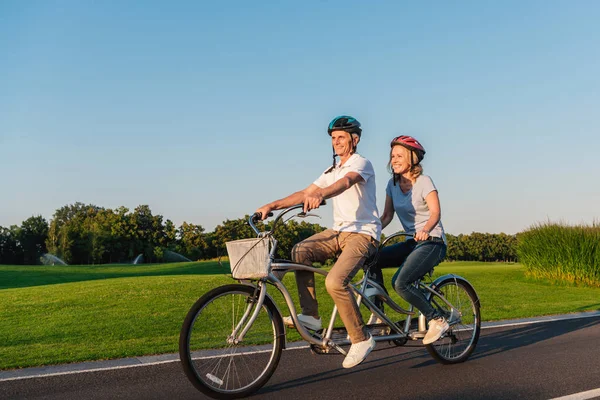 Senior couple riding bicycle — Stock Photo, Image
