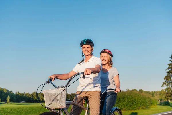 Pareja mayor montar bicicleta — Foto de Stock